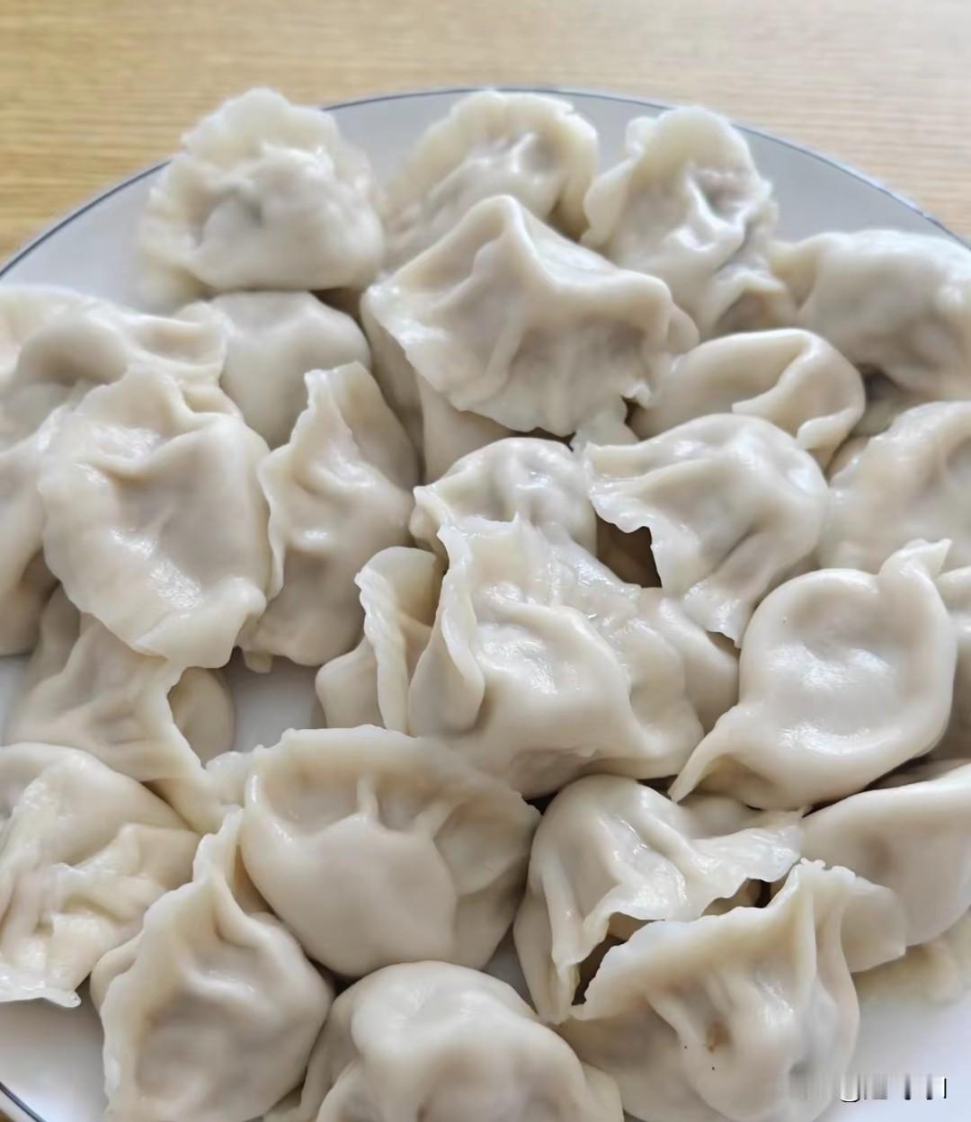 在沈阳发生这样的一件事，一男子在一家饺子馆吃完饭回到家才想起来，吃完饺子没给钱，