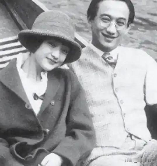 虽然徐志摩嫌弃张幼仪土气，但晚上却仍然跟她行“夫妻”之事，张幼仪晚年也曾回忆说：