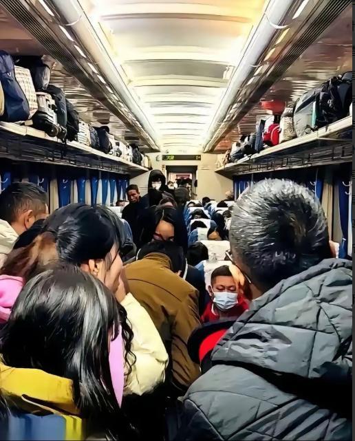 飞机懵了，高铁“傻了”。我估摸着连大巴司机都想不明白，怎么一夜之间，大家抢破头的