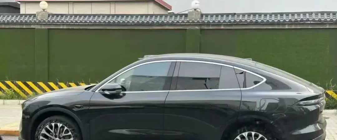 开车的哥们也是个狠人呀！
