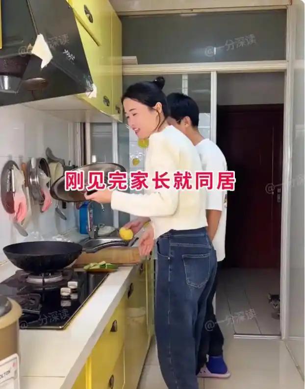 刚见过双方家长，女孩就搬过来和男友住在了一起。五十平米小小的出租屋，算不上宽敞