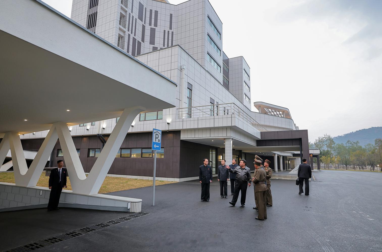 金正恩同志视察即将完工的江东郡大型医院，现场指出最后时刻需要整改的地方​​​