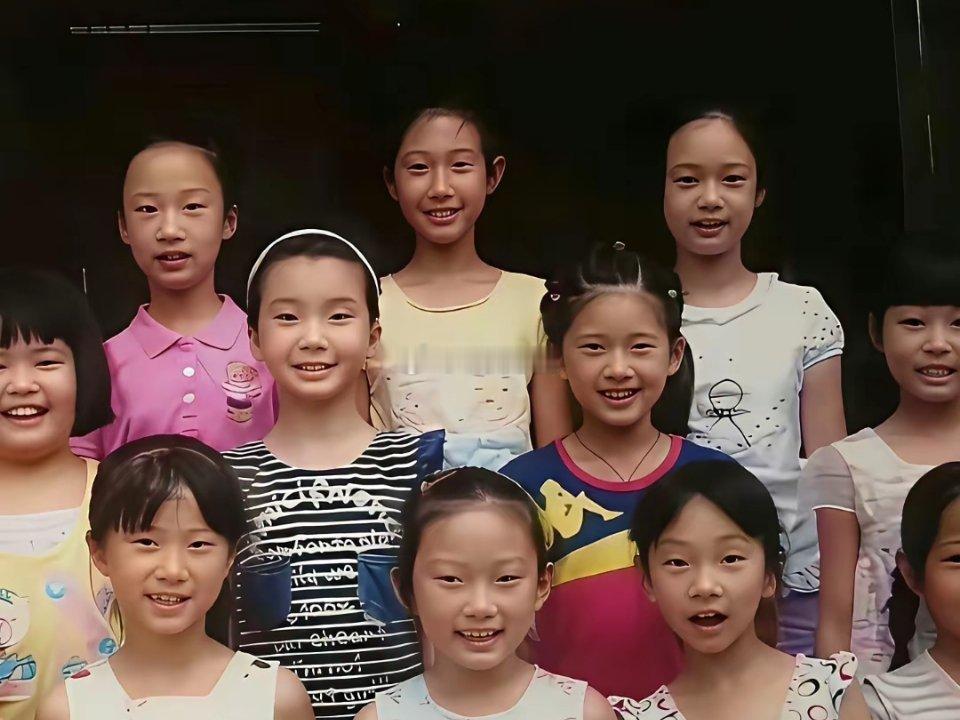 赵露思的小学毕业照，说实话扒拉半天没看出哪个是她！