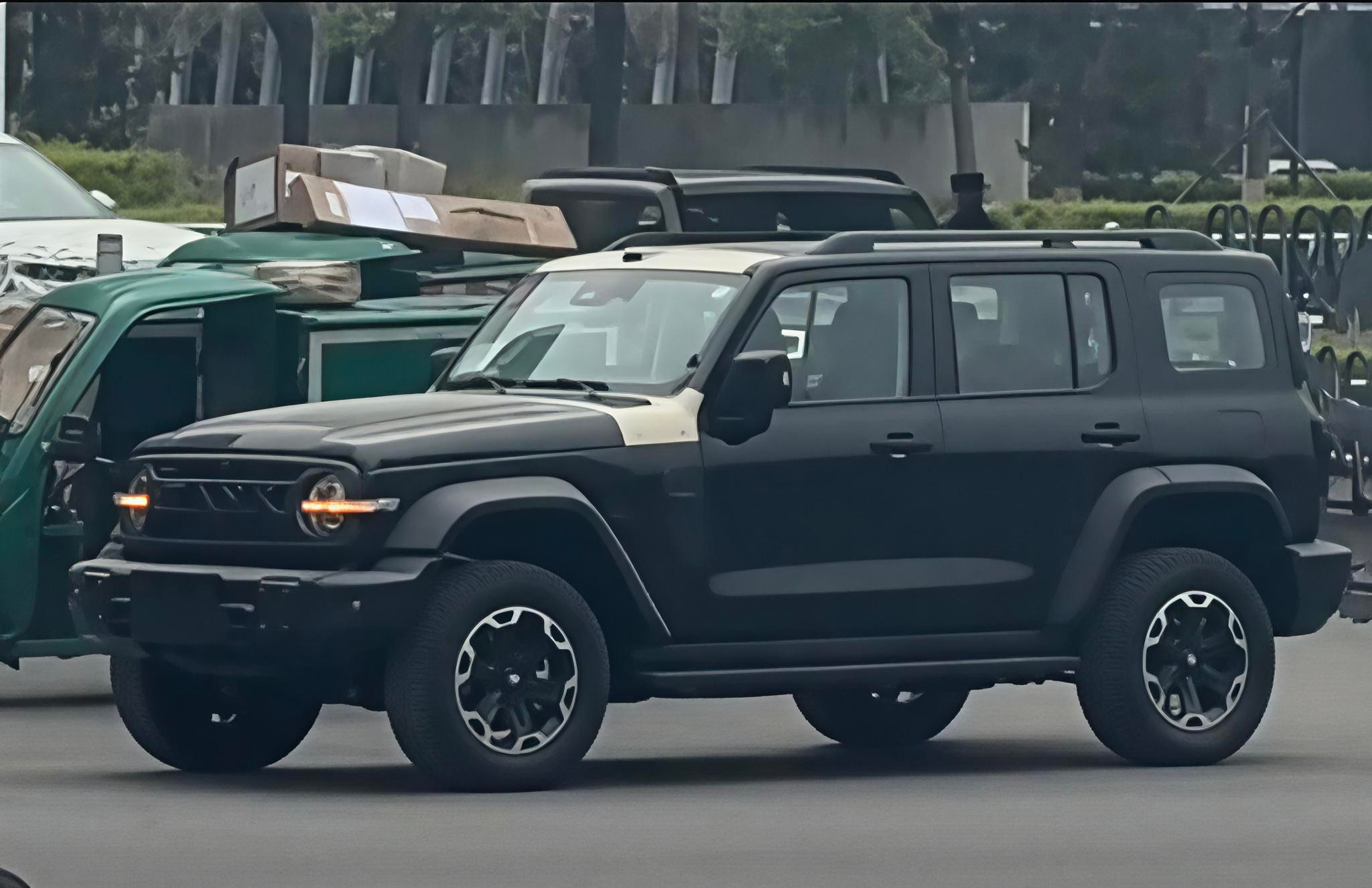 新坦克300轧马路了视觉上车身比例确实长了不少根据之前数据，轴距大幅增加了260