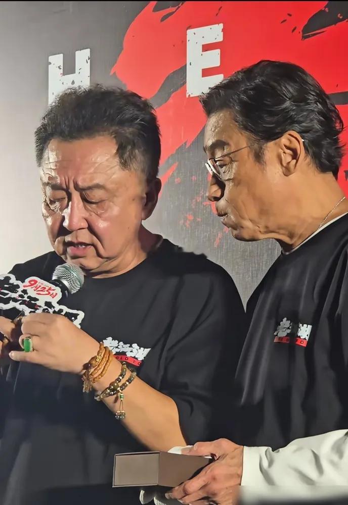 梁家辉白手套都戴上了，就为接于谦手里那串猴头。珠子是精雕的，上面还嵌着两片24K