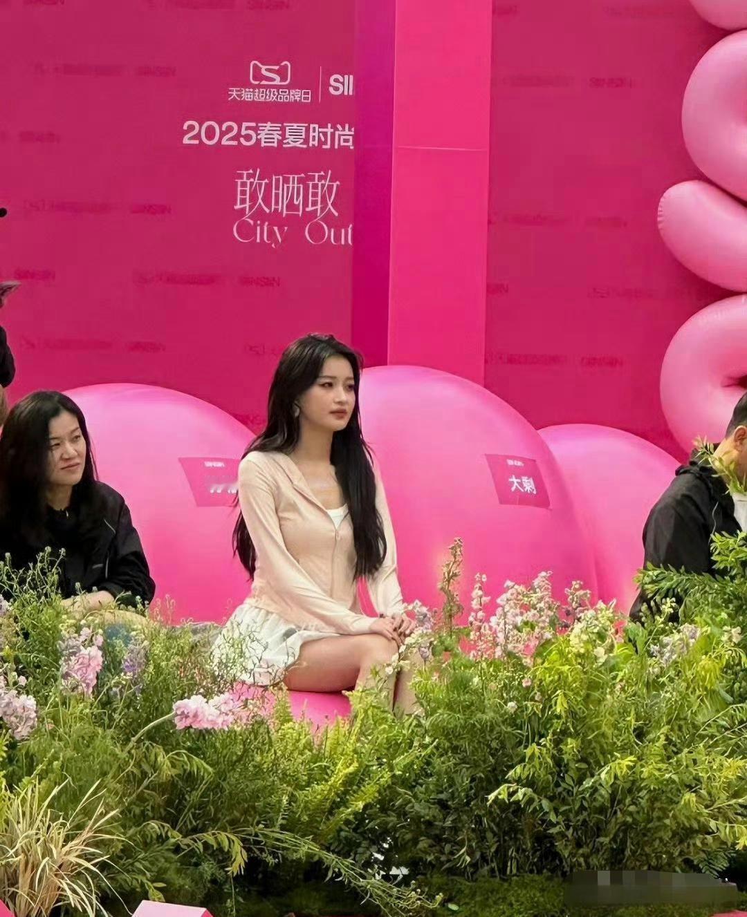 孙怡活动生图，颜值和身材好出众，当浪姐门面绰绰有余