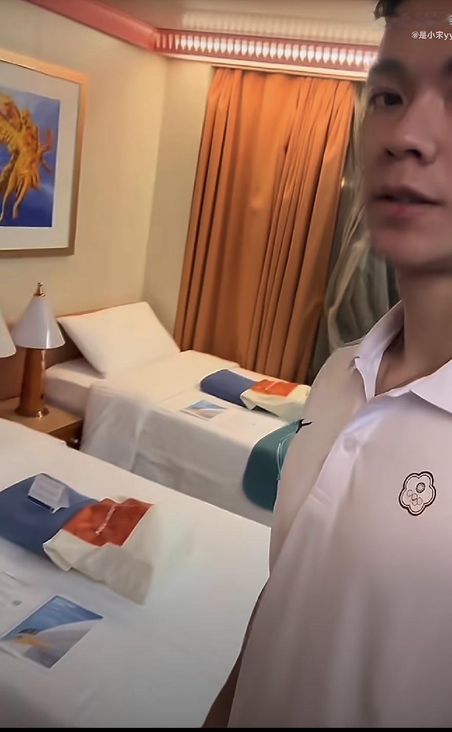 刷到亚运会选手入住的游轮房间了[大笑]。这是一位中国台北队运动员发的视频截图，