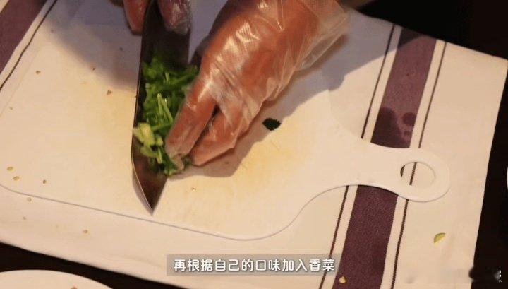 关晓彤少量蘸料中加入大量香菜真的被这蘸料拿捏了！不用复杂调味，几样食材一拌就