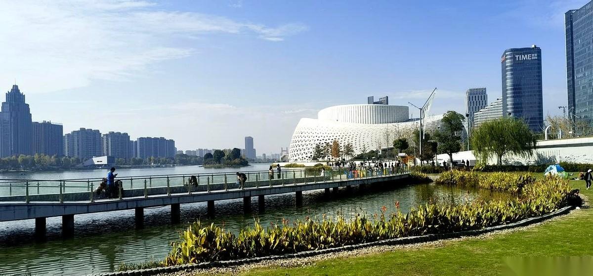 我跟你讲，杭州最顶级的奢侈品是什么？不是爱马仕，也不是什么一线江景大平层。就