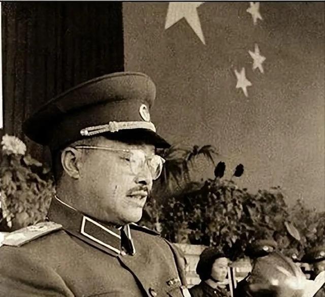 ·1954年的一天，贺龙元帅去中南海开会，发现自己杯子里是白开水，别人喝的却是茶