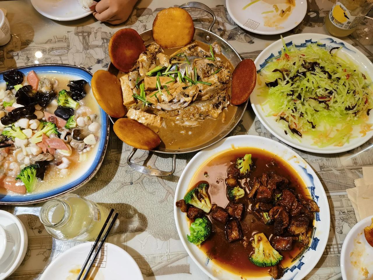 在山东蓬莱的海和渔家菜馆吃饭，要了红烧肉，凉拌莴笋，海鲜小炒，蒸生蚝，炒五丝和炖
