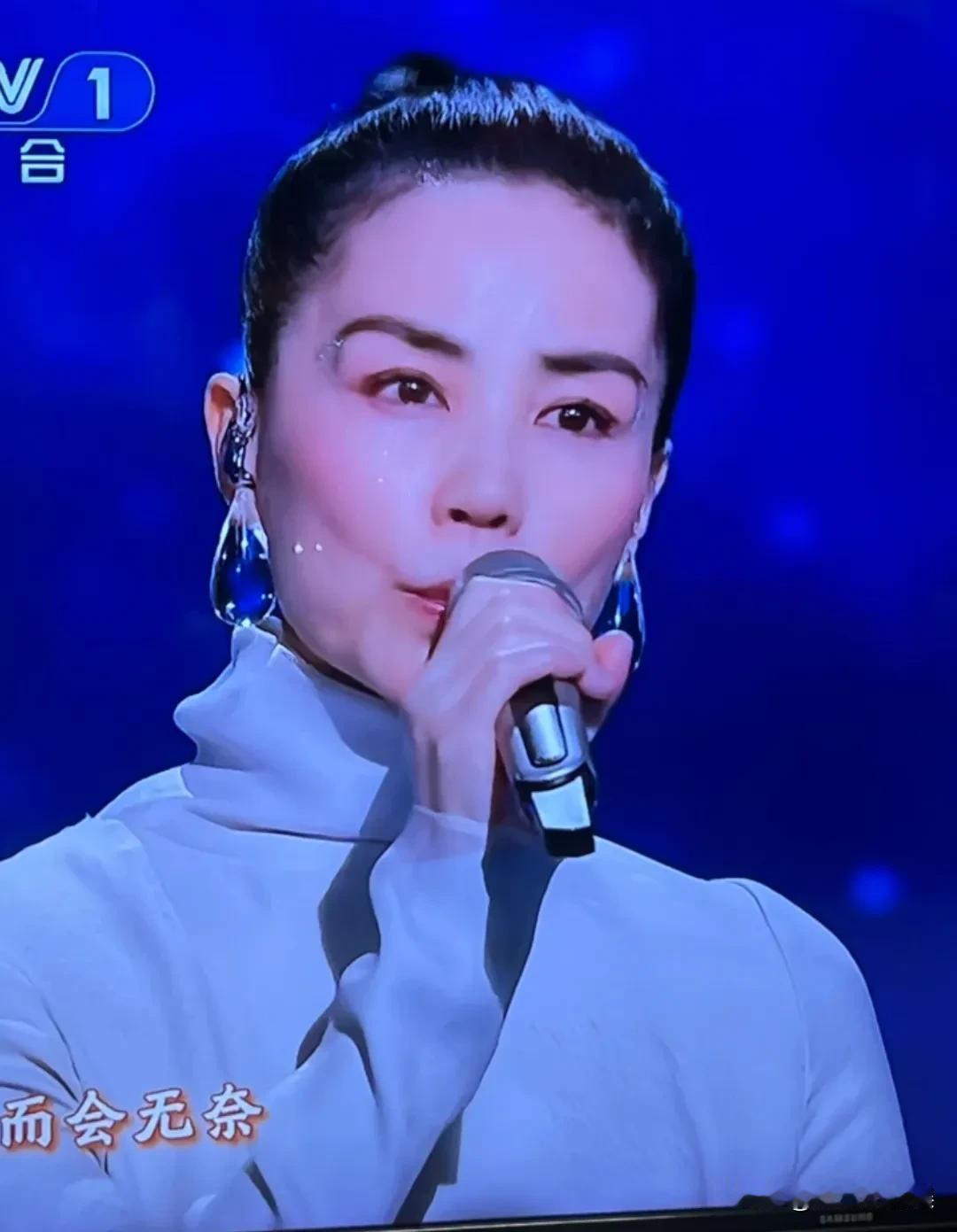 没人吐槽这长寿眉吗？好好的一个美人胚子谁能告诉我这眉弓是怎么回事？我视线就