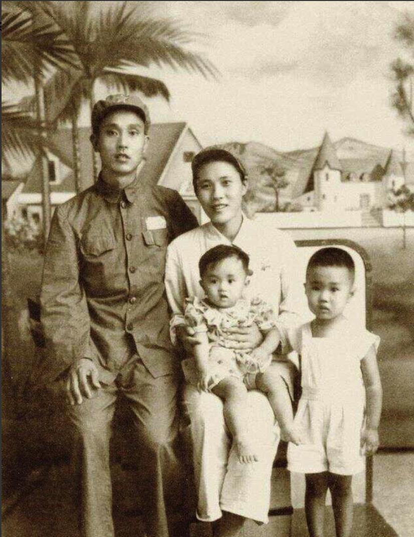 1947年，30岁的师长周志坚，迎娶19岁的女护士，新婚当夜，周志坚竟不见了踪影