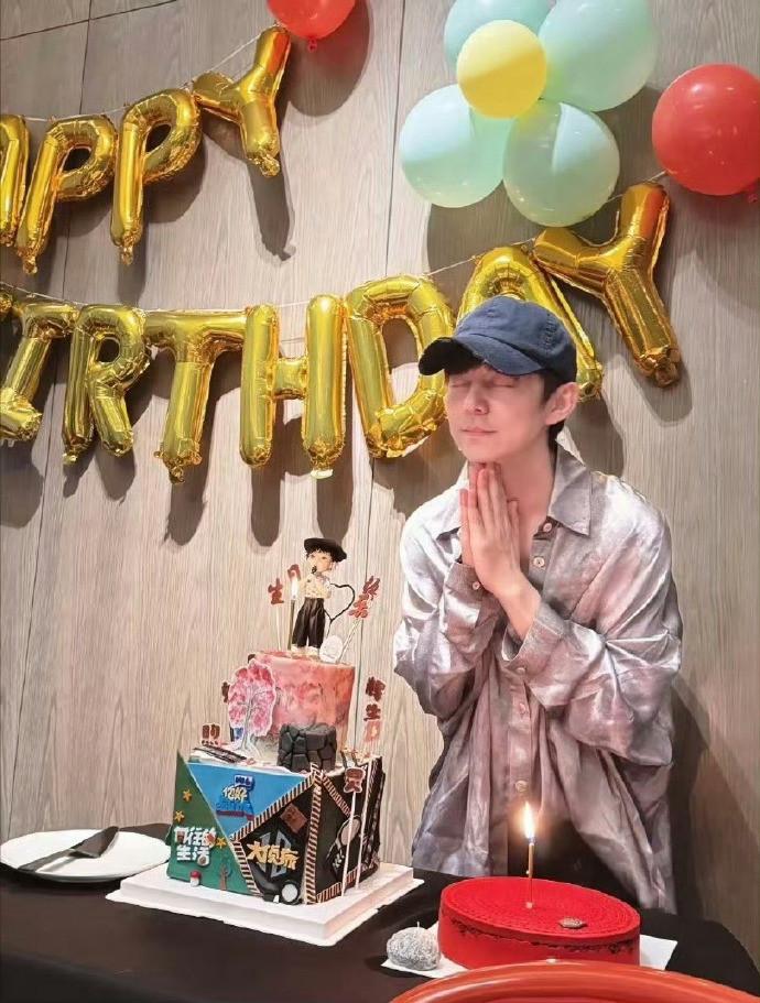 何炅和小鲜肉庆祝51岁生日，他的打扮好贵气，皮肤非常白，身上完全没有沧桑感，状态