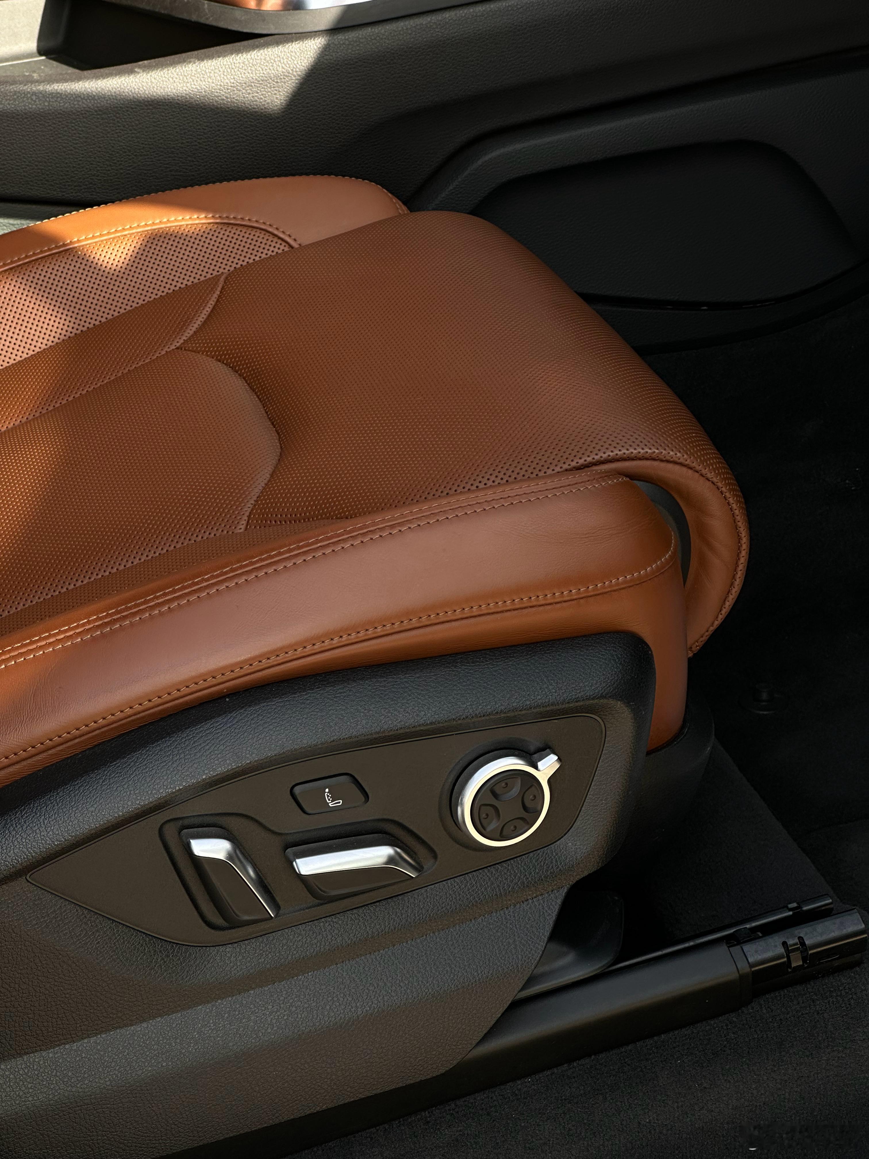 lzt年度回顾补发一个交车小报告16年第一批新款奥迪Q7一手车7万公里交付给