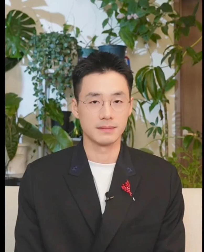 今晚顿顿说的才是心理话吧！这样来看，顿顿离职也就两个原因，第一，待遇不满意，往