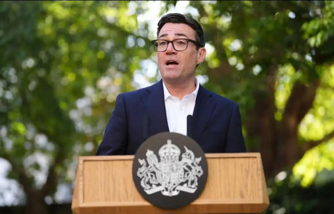 英国首相伯纳姆今天（北京时间9月29日）写道：“我们不能再这样继续下去了。照常的