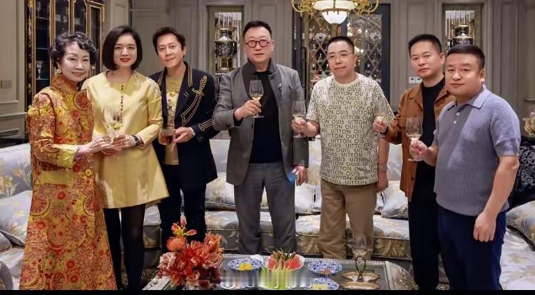 蔡国庆、白雪等人出席闫维文家的晚宴。你羡慕吗？