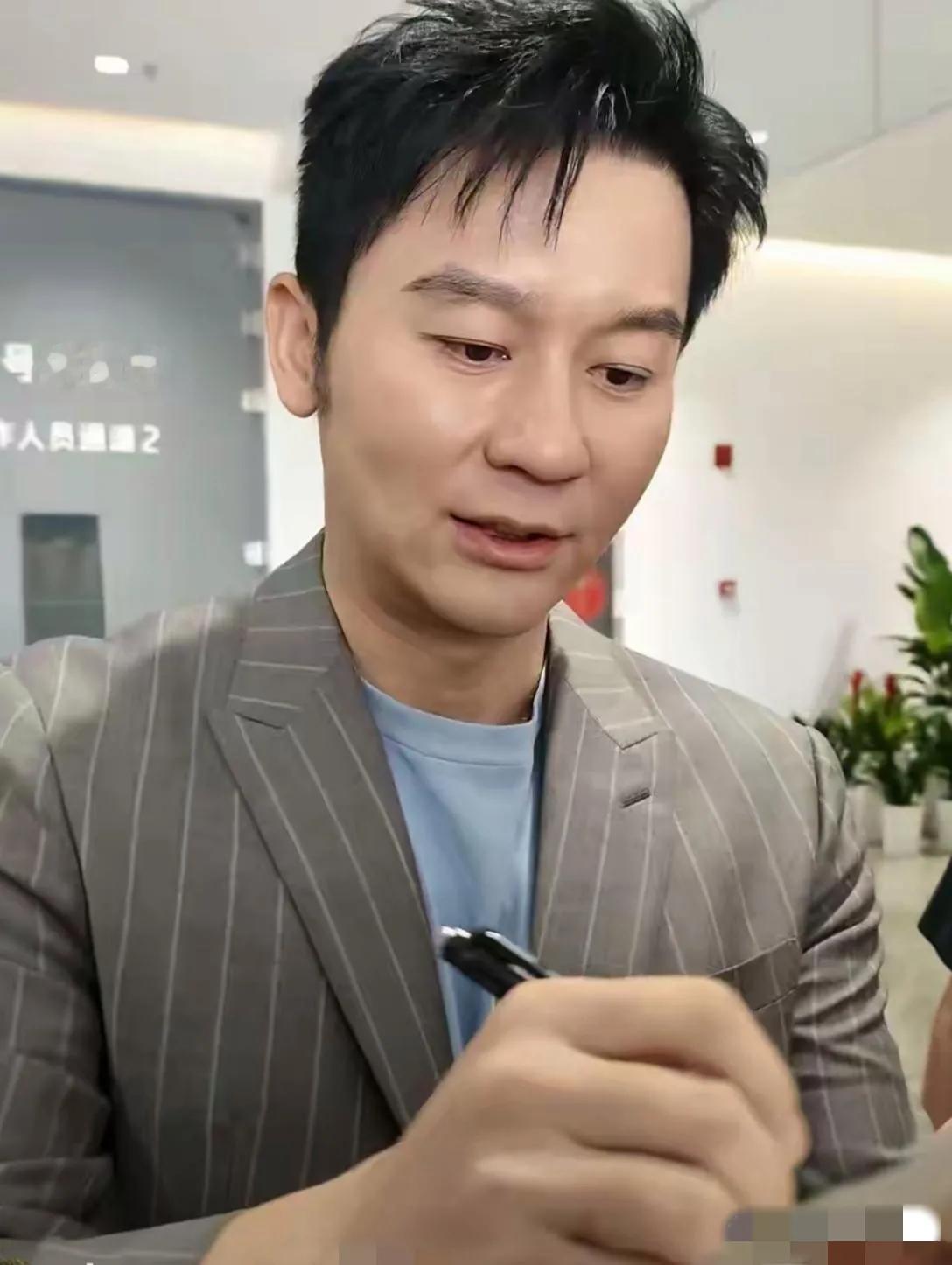 镜头中的李晨发型拉风，皮肤白皙，朗目疏眉，神仪明秀，但总感觉面孔也有些馒化，似有
