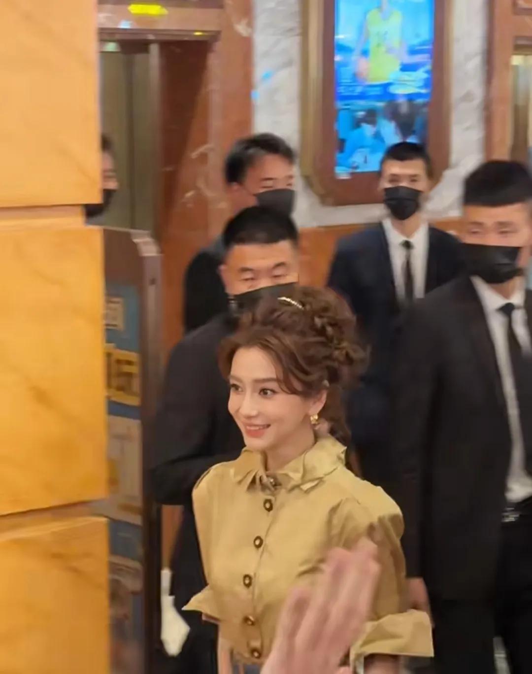 谁说杨颖不火了，这底气不是还足足的嘛。看她出席活动，里三层外三层的粉丝，前呼后拥