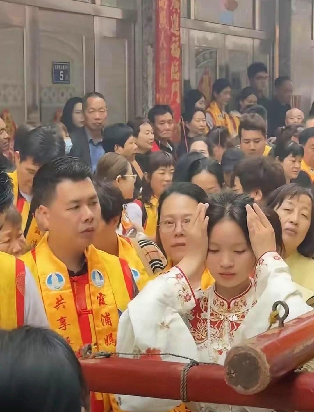 刘涛演的妈祖再像，也终究是“演”的。福建湄洲岛的妈祖诞辰庆典上，刘涛作为全球