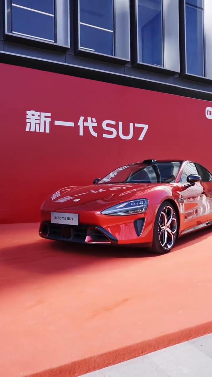 雷老板亲自掀起你的盖头来。这是新一代SU7的全新颜色赤霞红。今天是马年开工的第