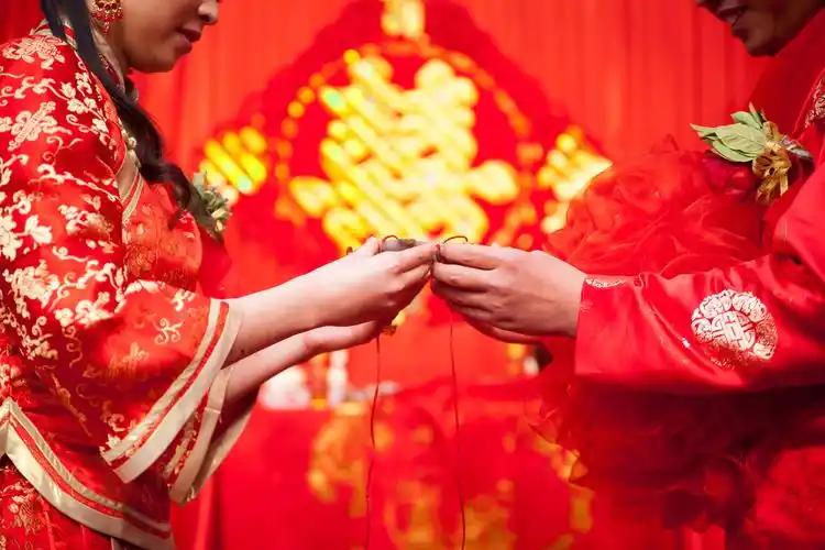长沙这场婚礼，直接把“信任”两个字碾碎在红毯上了。新娘结婚前做了个决定，把自己攒