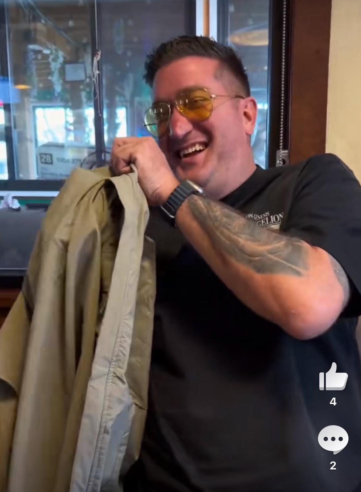 美国大哥花了130美元买了一个马甲，中国男子告诉他，在网上只需要17美元，他说这