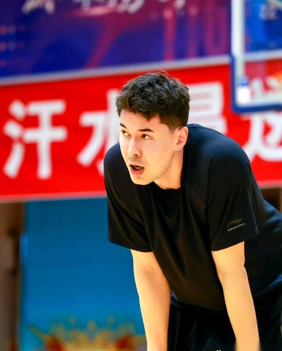 “如果你不防守，就只能坐板凳。”这话从刘炜嘴里说出来，再配上沙拉木上一场只打了