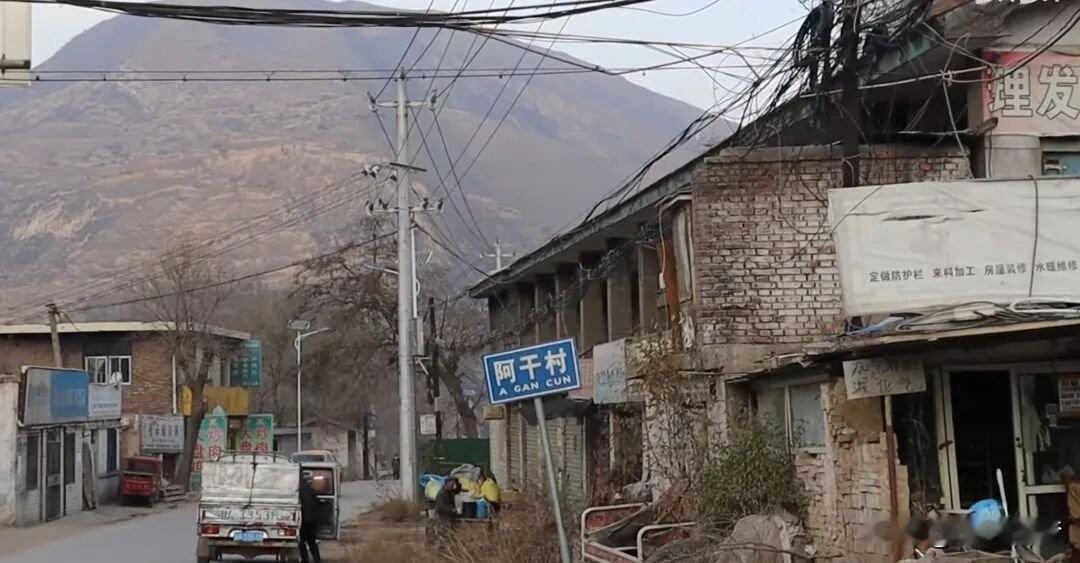 兰州西南方向40公里处，有一座停留在上个世纪的煤矿小城，叫阿干镇；当然，此“阿干