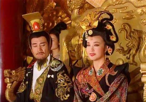 武则天时期，靠卖烧饼为生的侯思止因告密被武则天封为四品御史。一天，侯思止到武后寝