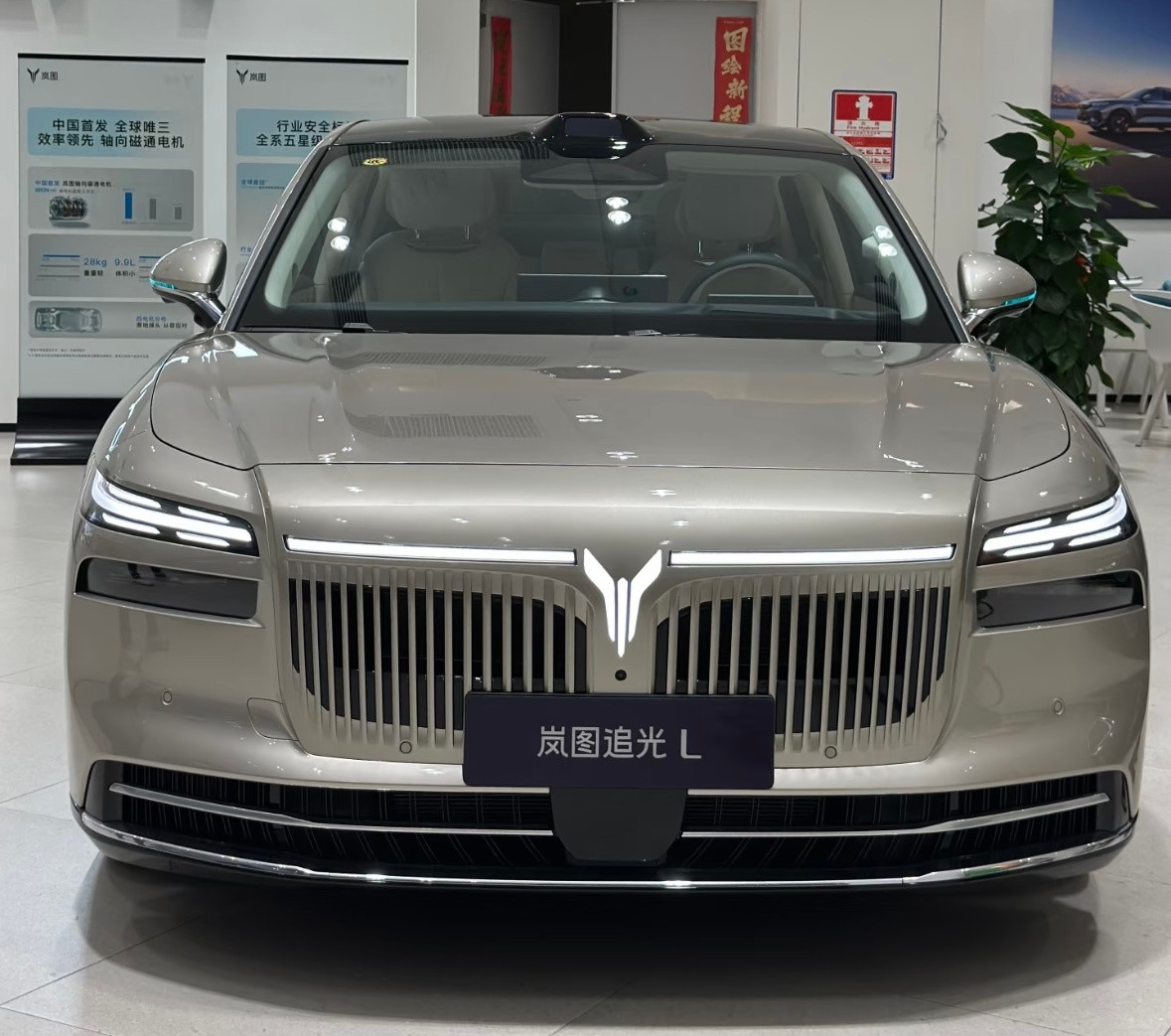 这个淡金色的岚图追光L外观特别是车头好漂亮，内饰淡雅也很好看，设计非常成功。​