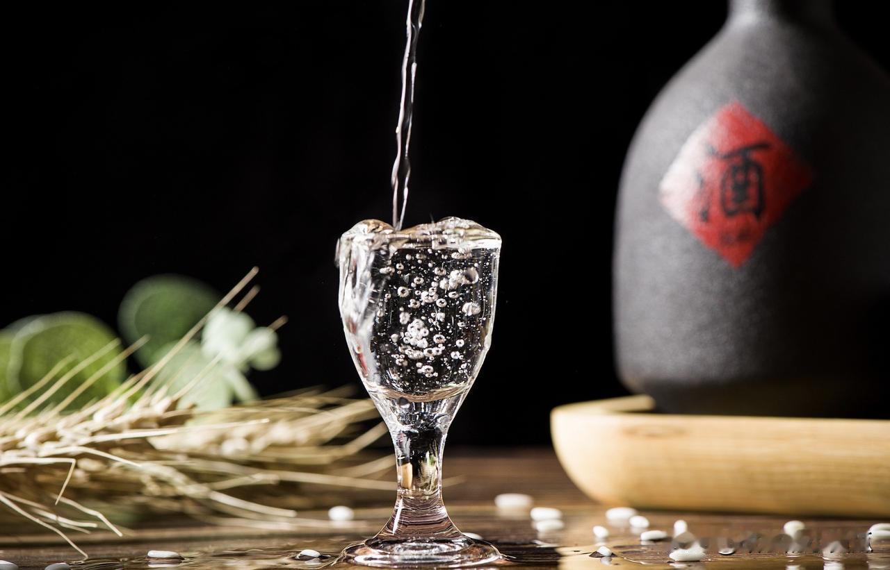 白酒的天要塌了年轻人不买账数据显示白酒行业销量几乎腰斩说实话，我也搞不懂到