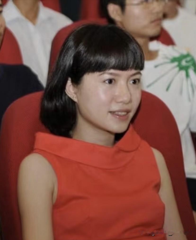 住在清华,但清华的房子没房产证,却比谁都踏实。翁帆这女人,真不简单!当年