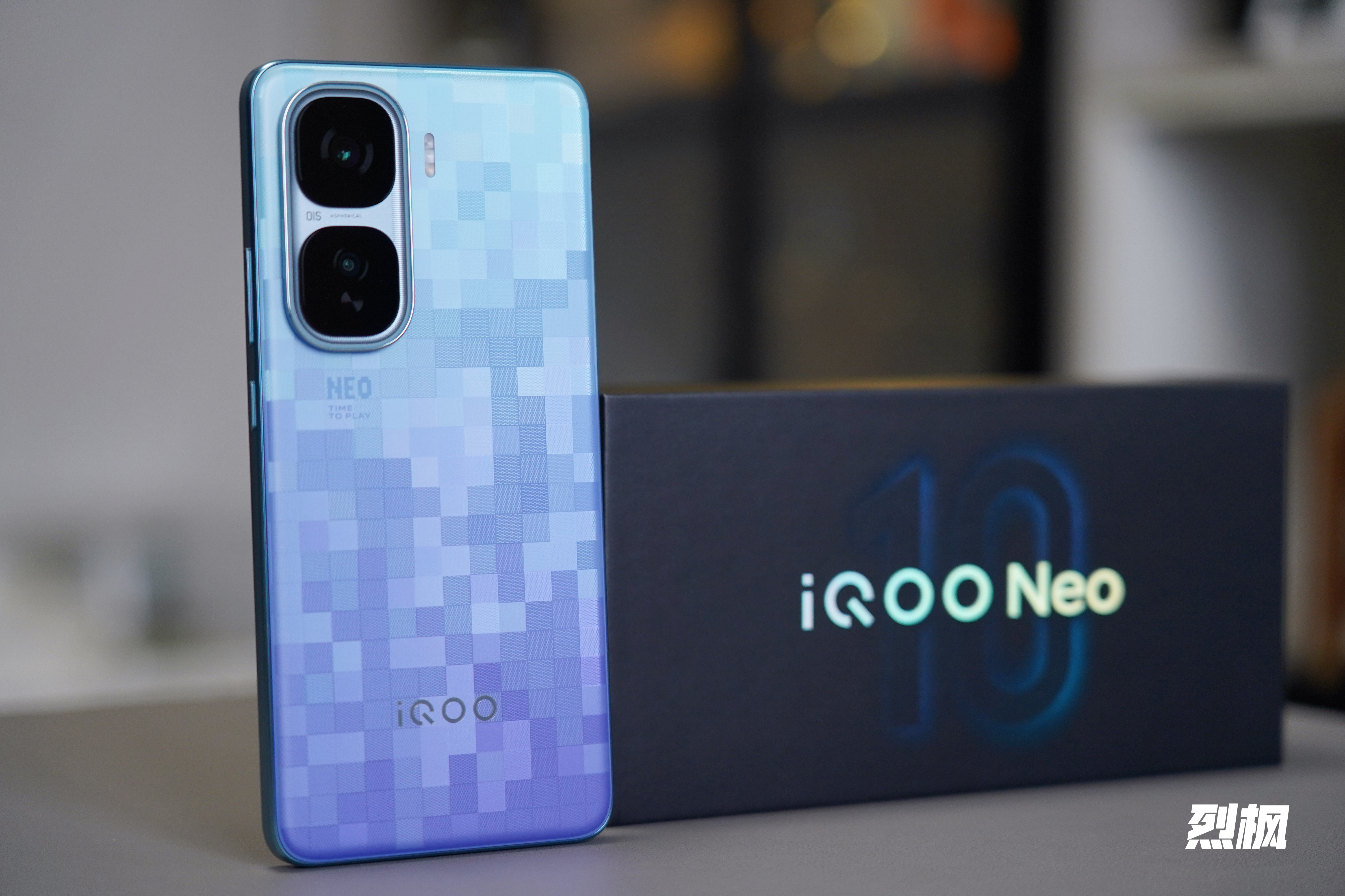 发几张iQOONeo10Pro+真机图！棱镜像素后盖，光线折射会呈现出动态光