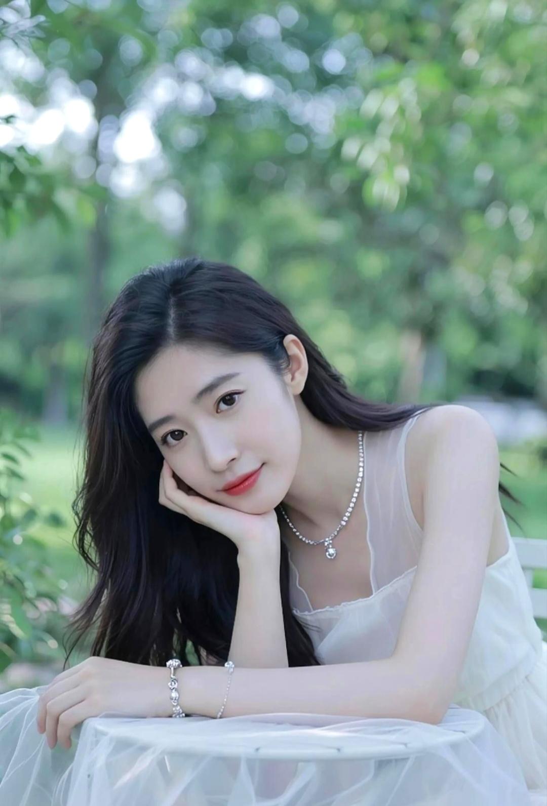 绿阴倚玉人，轻纱映春光。晒图笔记大赛记录我的2026春日生活打卡季