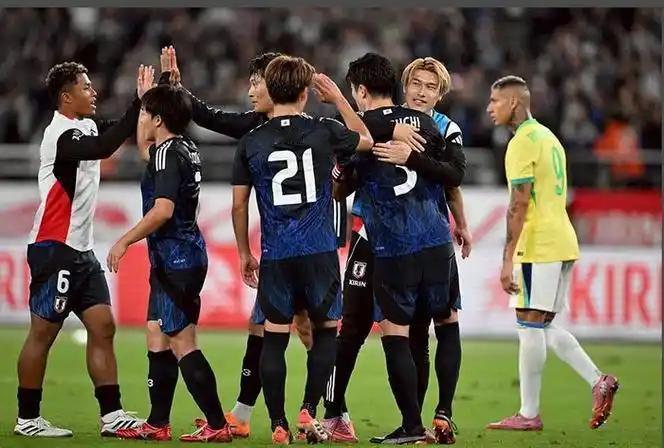 巴西队真不容易。刚赢下日本队的巴西球员们，脸上却没什么轻松的表情。这场2比1的胜
