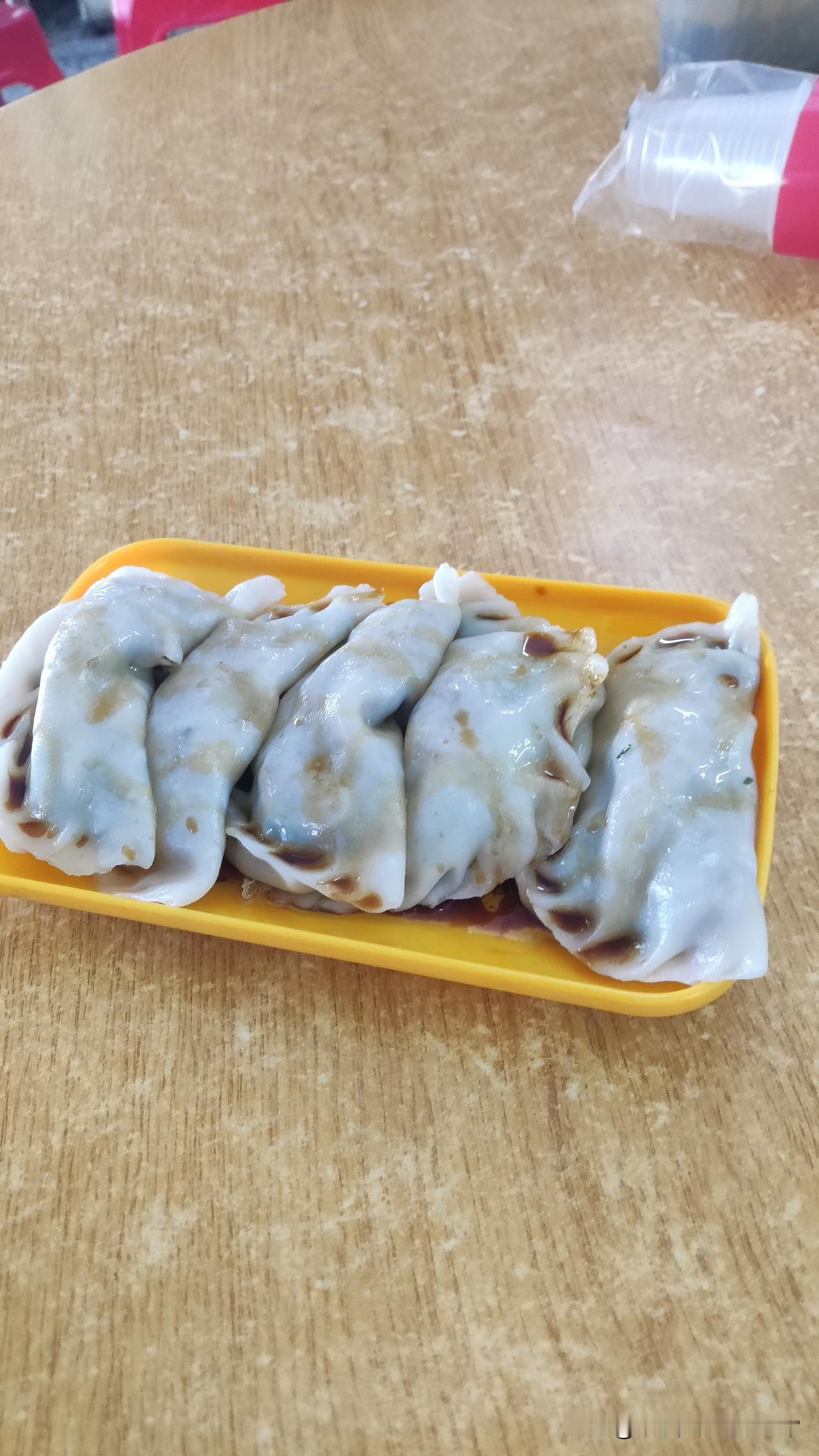 2块5一个的神仙小吃！咬开全是肉香暴击，这地方美食绝绝子这裹着酱汁的“小胖