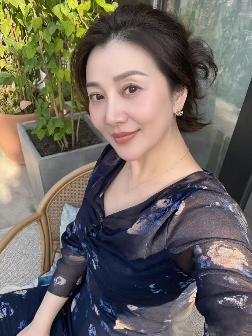 今天被小区里的议论搞懵了：我离婚后带着孩子，最近和小5岁的男友一起遛弯，结果