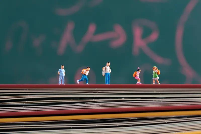 儿子打球被同学意外踢伤，对方家长揣着2万赔偿急得不行，校长老师也一个劲道歉。