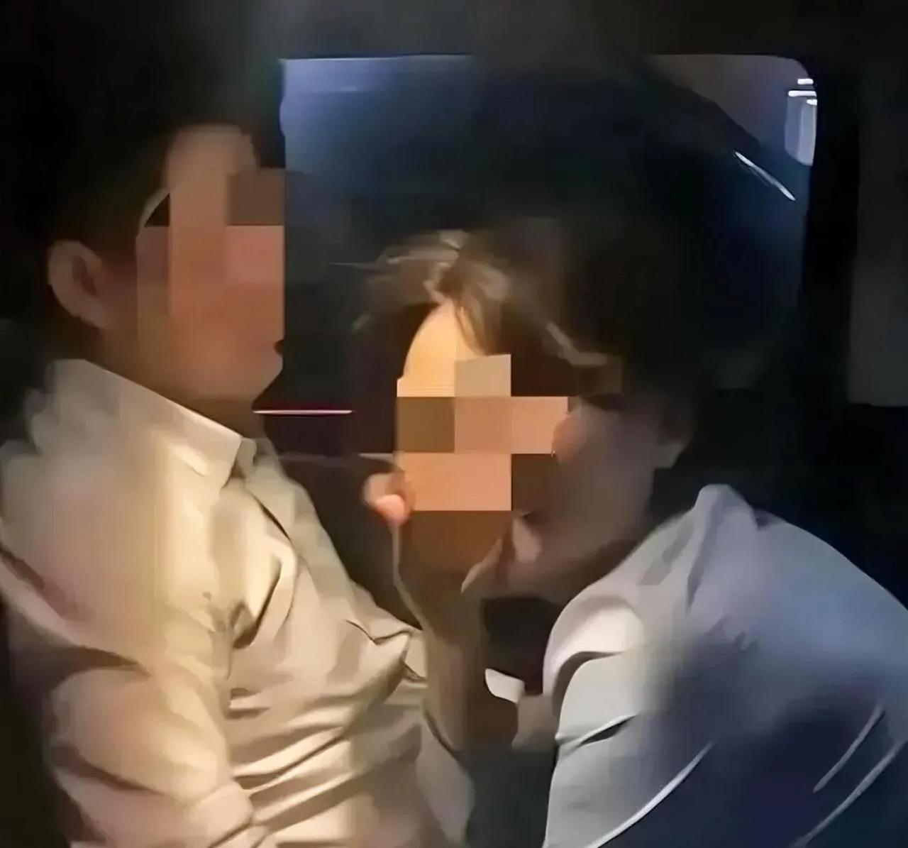 河北承德，一男子和女网友奔现，两人在车上搂抱亲吻，女方还主动为他做了两次口部亲密
