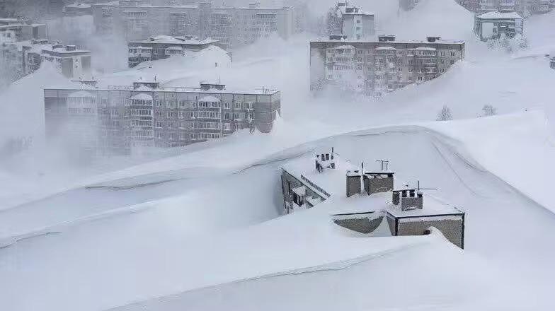西伯利亚最近暴风雪，看起来极不真实，你能想象暴雪凌空被冻住是什么样子吗？喏，