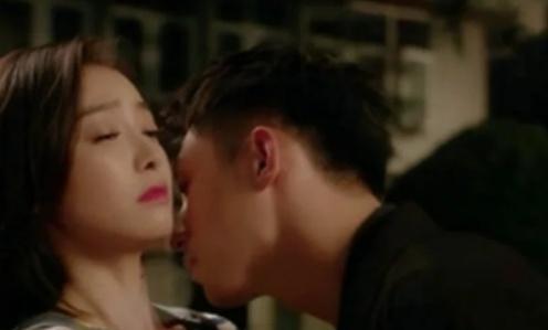 男女朋友感情升温时，亲密的触碰是彼此亲近的自然流露，但有些时刻女生心中会交织着期