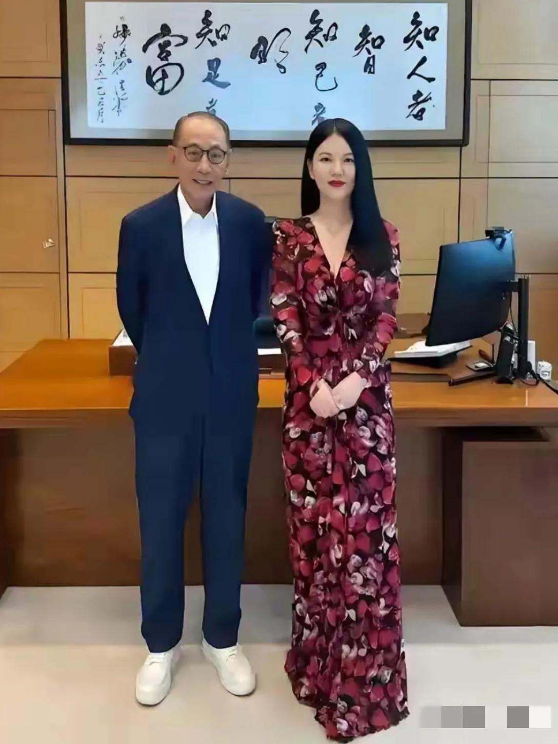 哇塞，李湘与香港杨英皇集团主席杨受成的合照真是美出新高度啦！一袭曳地花裙的李
