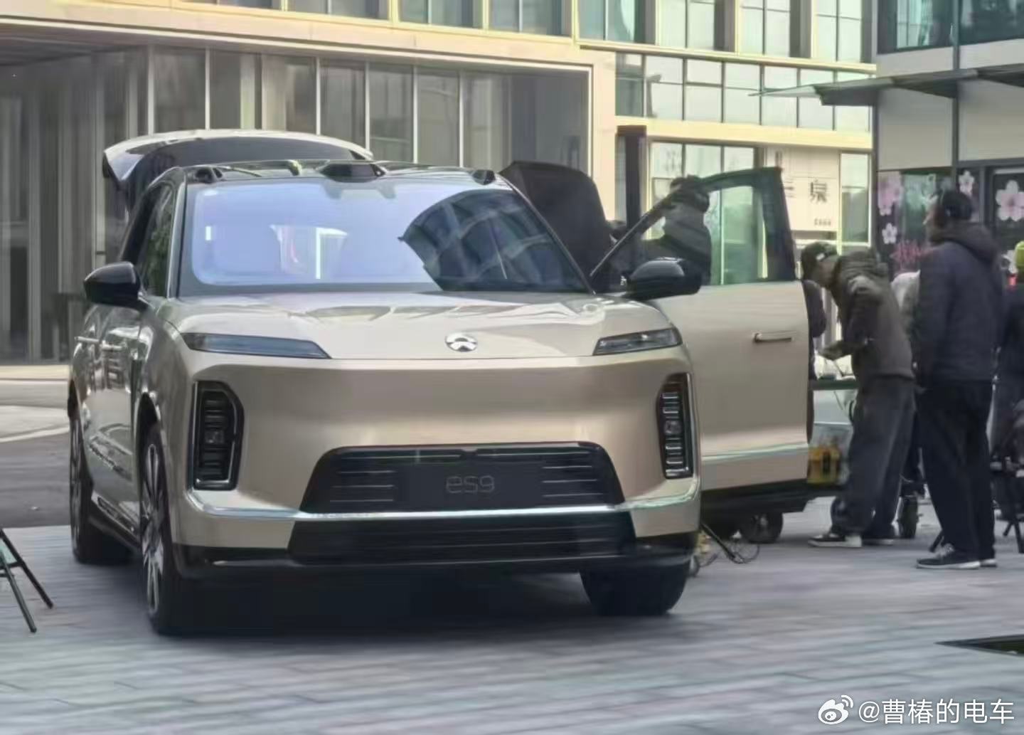 蔚来es9被曝光了，外观上还是可以相信蔚来的设计的，听说没有吸顶电视了，从我们的