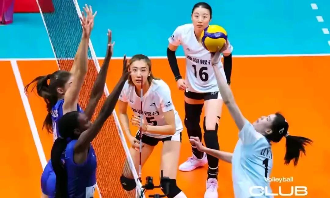 中意女排对决，天津女排3：0完胜艾格努领衔的米兰女排。中国女排0：3完败艾格努领