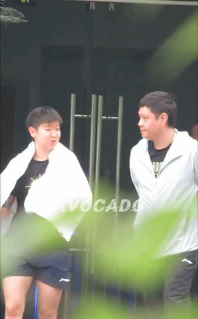 4.10日，莎莎和coco一边走一边笑，老co一脸的慈祥，看到师徒在一起，就特