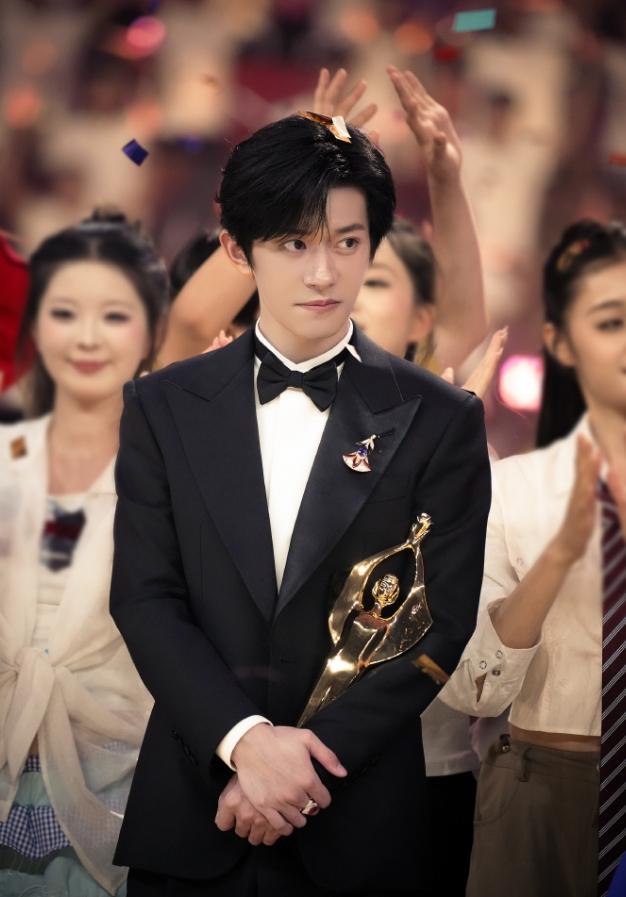 易烊千玺的拿奖运其实很一般！易烊千玺演电影8年，12部主演作品，他5提百花奖，