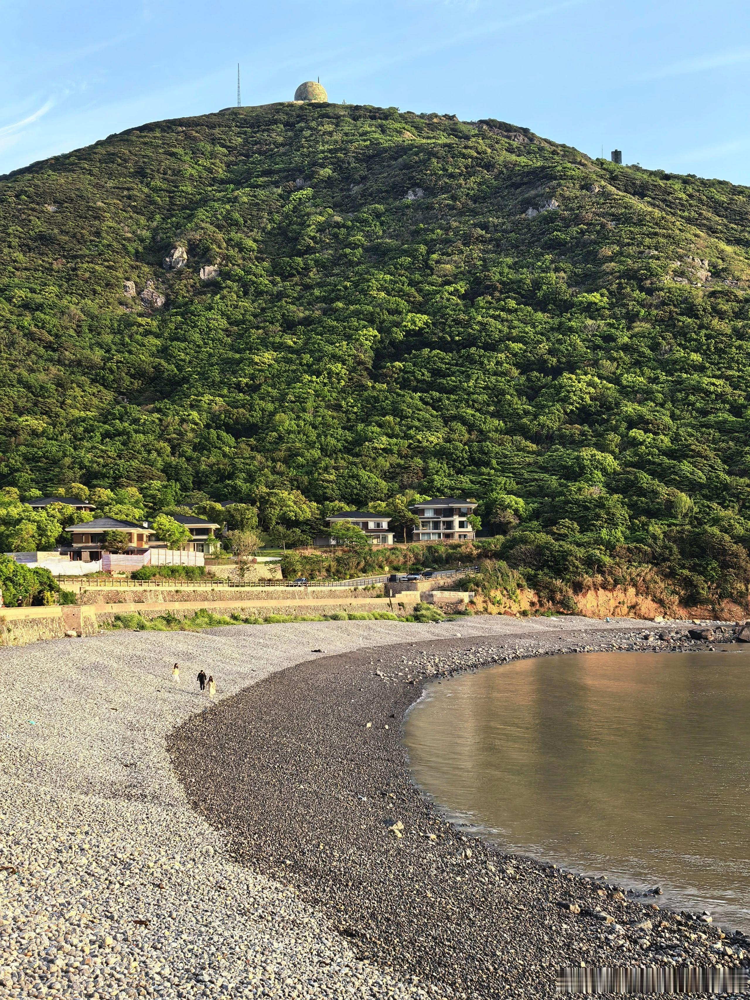 自驾兜风首选朱家尖沿海公路，一路海风徐徐风光惬意。可惜近海海水偏浑，看不到澄澈蓝