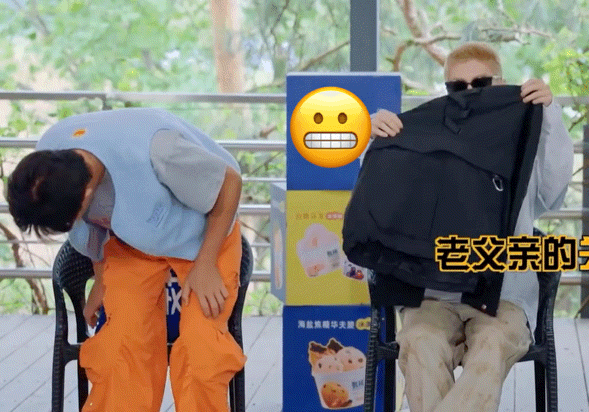 邓超不是自己冷是觉得鹿晗冷哈哈哈哈哈五哈身处微凉的户外场地，邓超心中最先挂念鹿